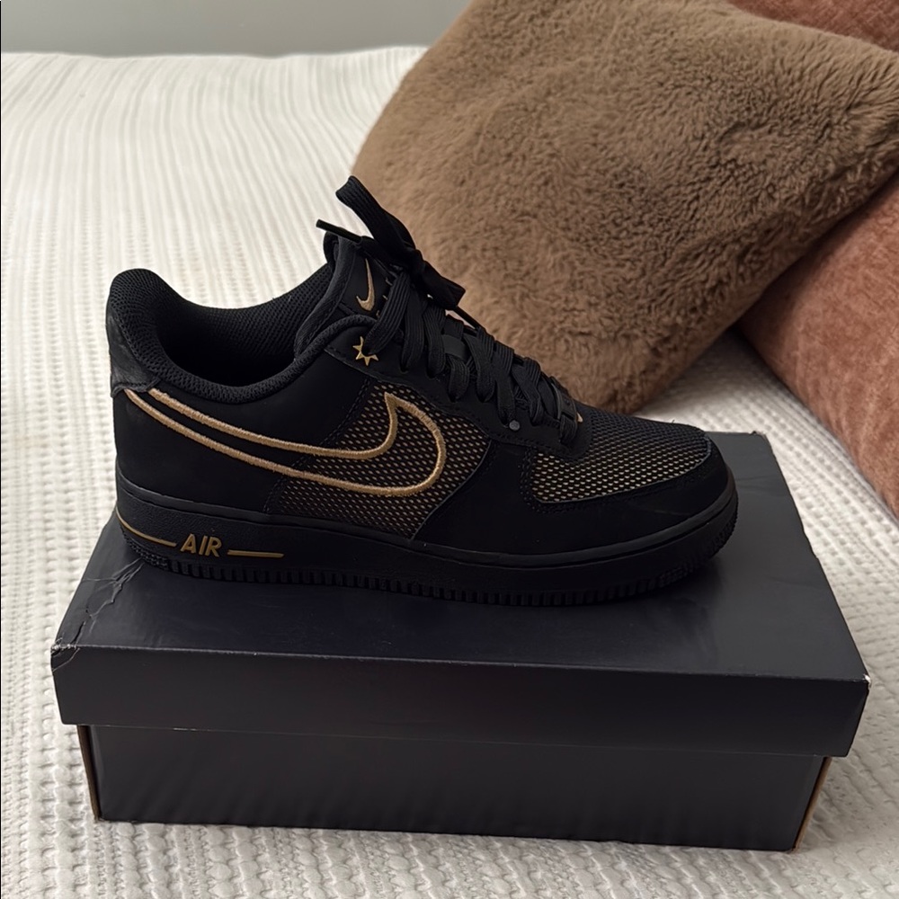 Nike Women's Black and Gold Sneakers